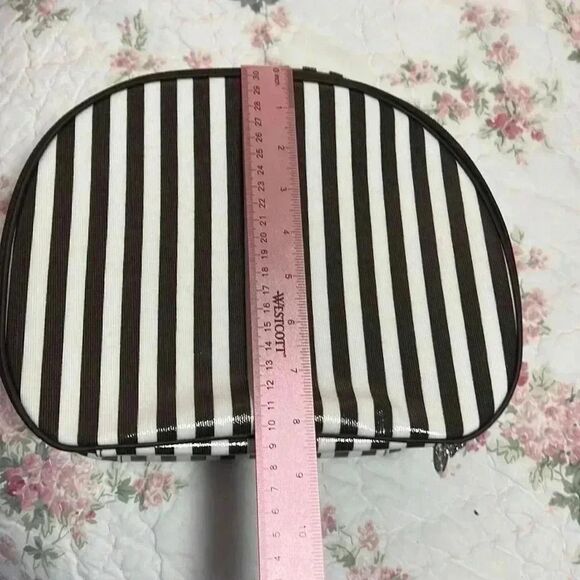 Henri Bendel, Centennial, straight make up case. - Picture 6 of 10